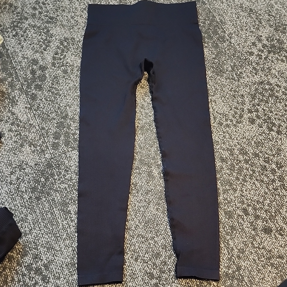 Black High-Waisted Ribbed Leggings
